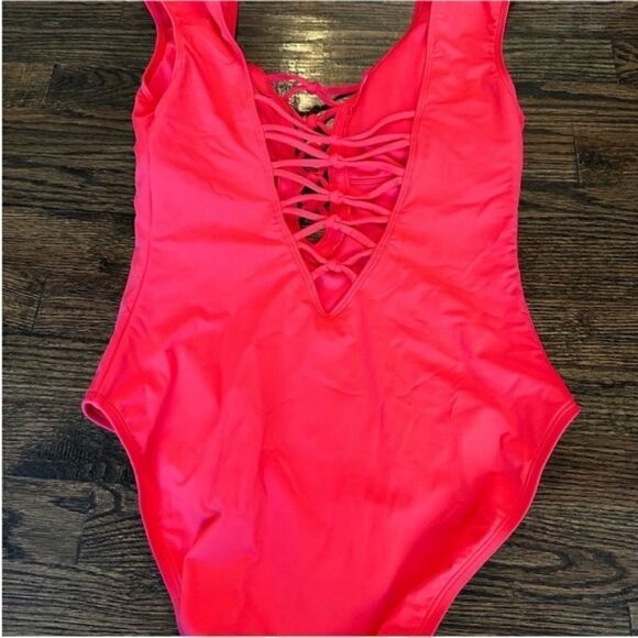 Bleu Rod Beattie Hole in One Cap Sleeve Lattice Mio in Carmine - Picture 5 of 6